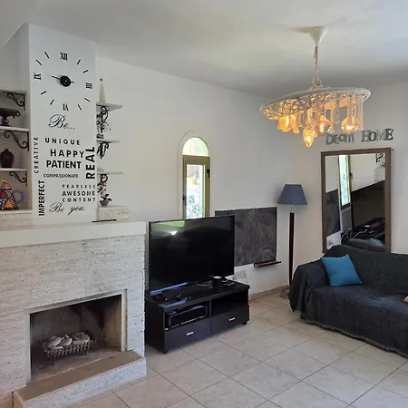 Stylish 4 Bedrooms With Private Pool - 2 Min Walking To Sandy Paralimni