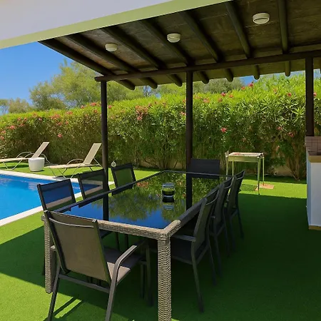 Stylish 4 Bedrooms With Private Pool - 2 Min Walking To Sandy