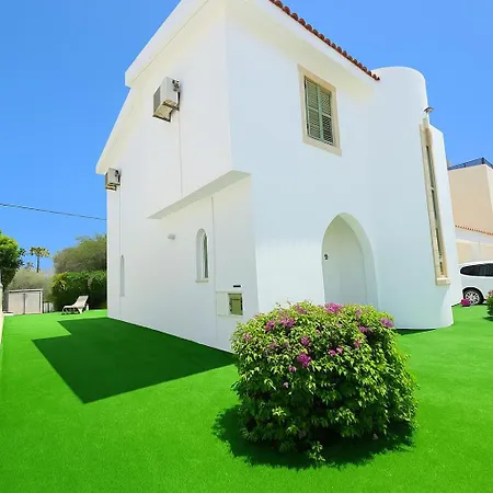 Stylish 4 Bedrooms With Private Pool - 2 Min Walking To Sandy Villa Paralimni