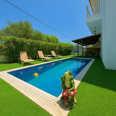 Stylish 4 Bedrooms With Private Pool - 2 Min Walking To Sandy