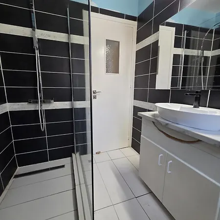 Villa Stylish 4 Bedrooms With Private Pool - 2 Min Walking To Sandy Paralimni